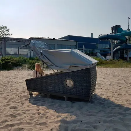 Schlafstrankorb Nord Friends&family, Meerwasserwellenbad Οργανωμένο κάμπινγκ Eckernförde